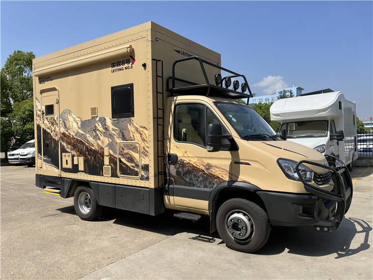 IVECO 4x2 RV Motorhome With Liftable Roof