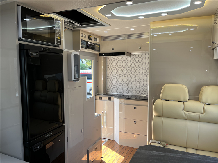 IVECO 4x2 RV Motorhome With Liftable Roof