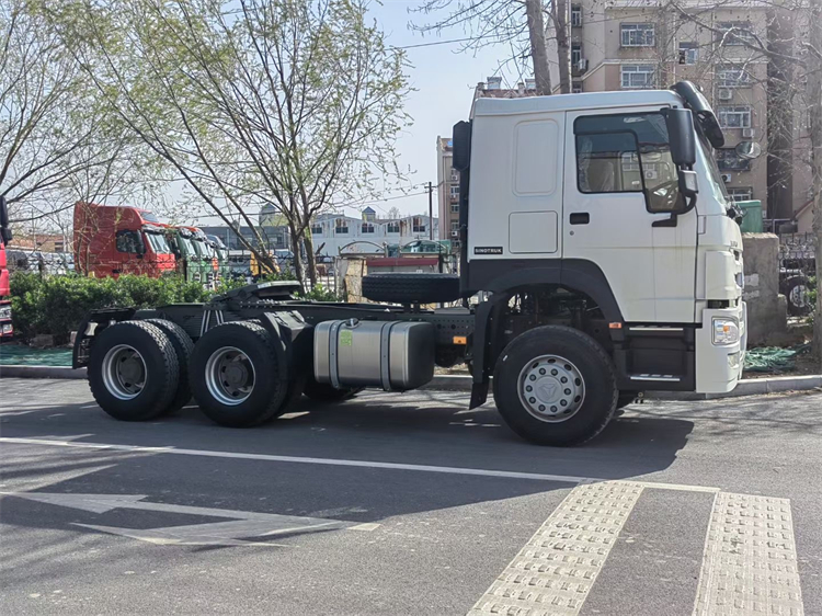 SINOTRUK HOWO 6x4 371HP Tractor Truck