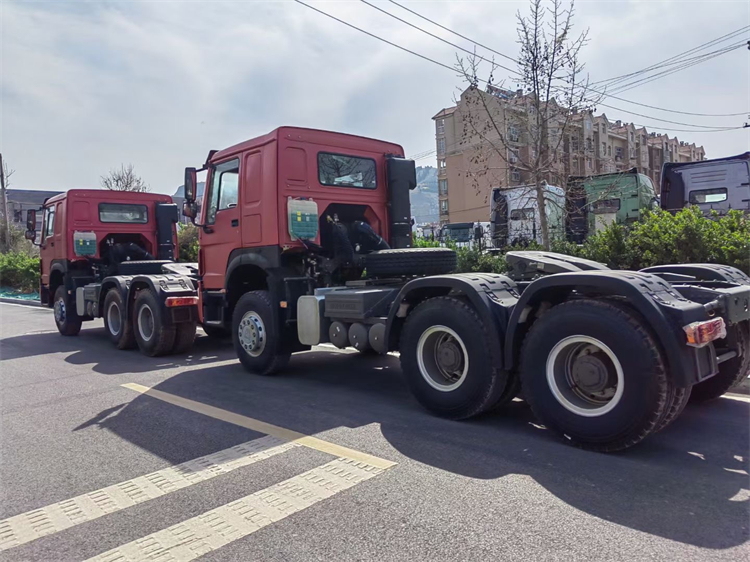 SINOTRUK HOWO 6x4 371HP Tractor Truck