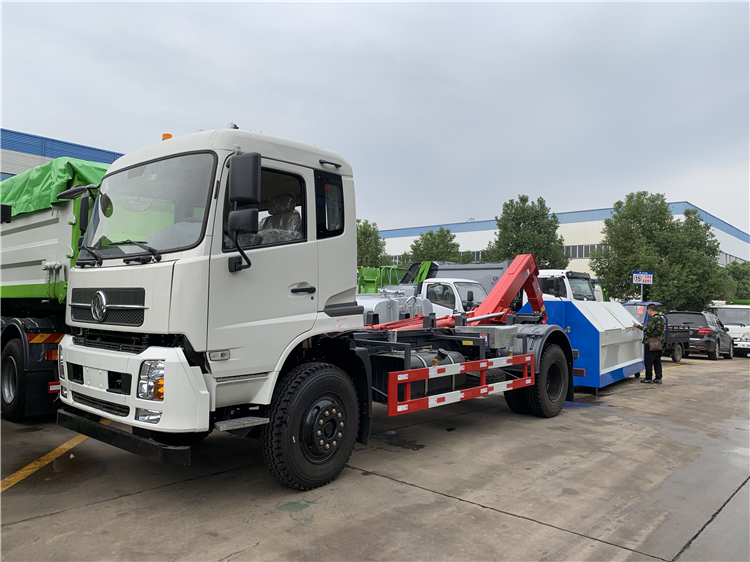 Dongfeng 4x2 12000L Arm-roll Garbage Truck