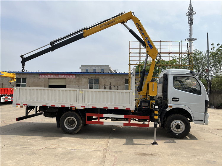 Dongfeng CAPTAIN RHD 4x2 Truck With 3.2T Folding Crane
