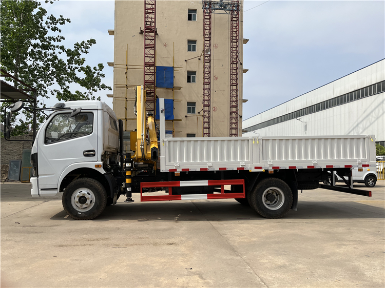 Dongfeng CAPTAIN RHD 4x2 Truck With 3.2T Folding Crane