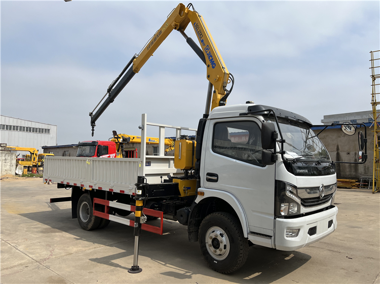 Dongfeng CAPTAIN RHD 4x2 Truck With 3.2T Folding Crane