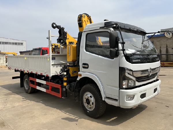 Dongfeng CAPTAIN RHD 4x2 Truck With 3.2T Folding Crane