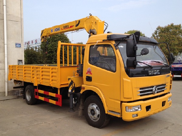 Dongfeng DLK 4x2 Truck Mounted 4T Crane