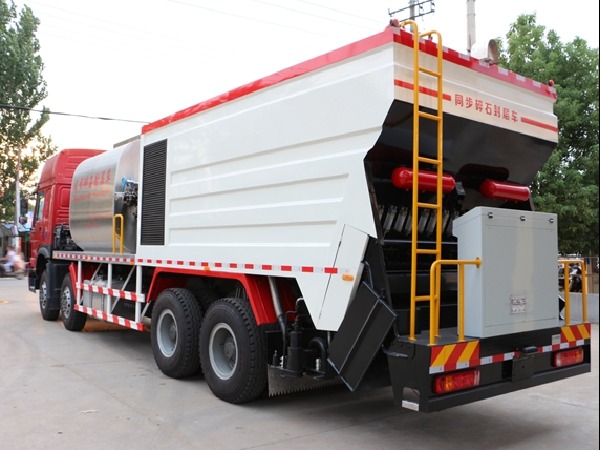 SINOTRUK HOWO 8x4 Asphalt Gravel Synchronous Chip Sealer Truck