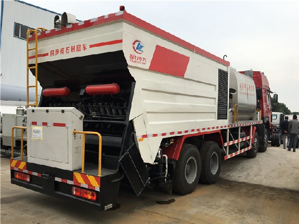SINOTRUK HOWO 8x4 Asphalt Gravel Synchronous Chip Sealer Truck