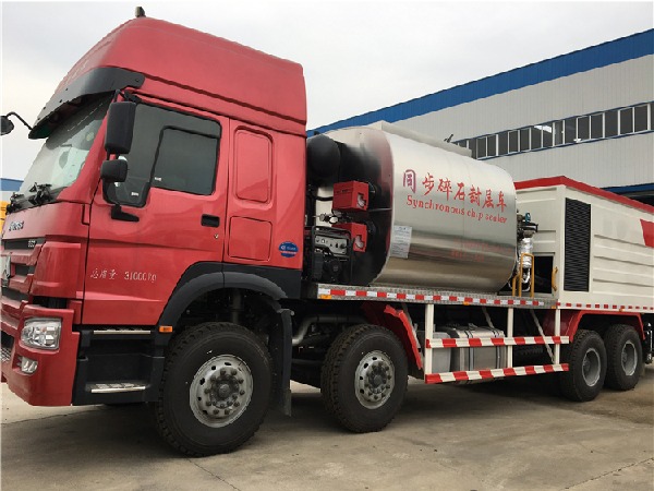 SINOTRUK HOWO 8x4 Asphalt Gravel Synchronous Chip Sealer Truck
