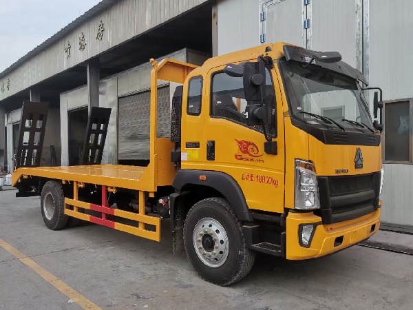SINOTRUK HOWO 4x2 6.4m Flatbed Truck