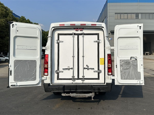 IVECO DAILY 4x2 3T Refrigerated Van Truck