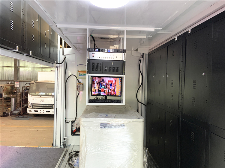 Dongfeng DLK 4x2 LED Advertising Truck