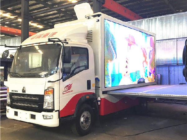 SINOTRUK HOWO 4x2 LED Advertising Truck