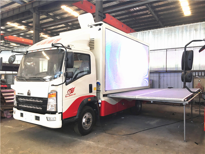 SINOTRUK HOWO 4x2 LED Advertising Truck