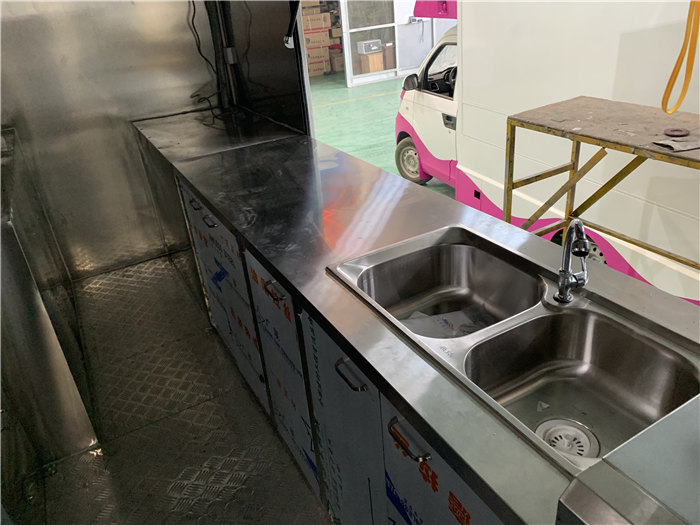 Dongfeng FRK 4x2 Mobile Food Truck