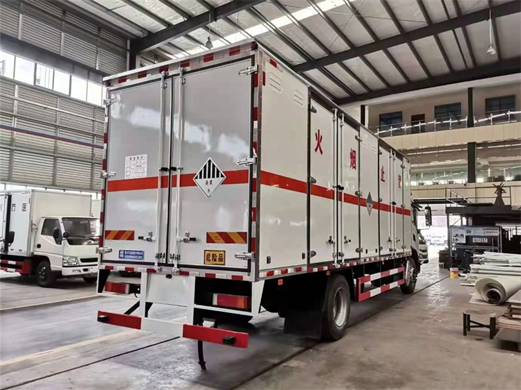 Dongfeng KR 4x2 6.6m Explosive Transport Truck