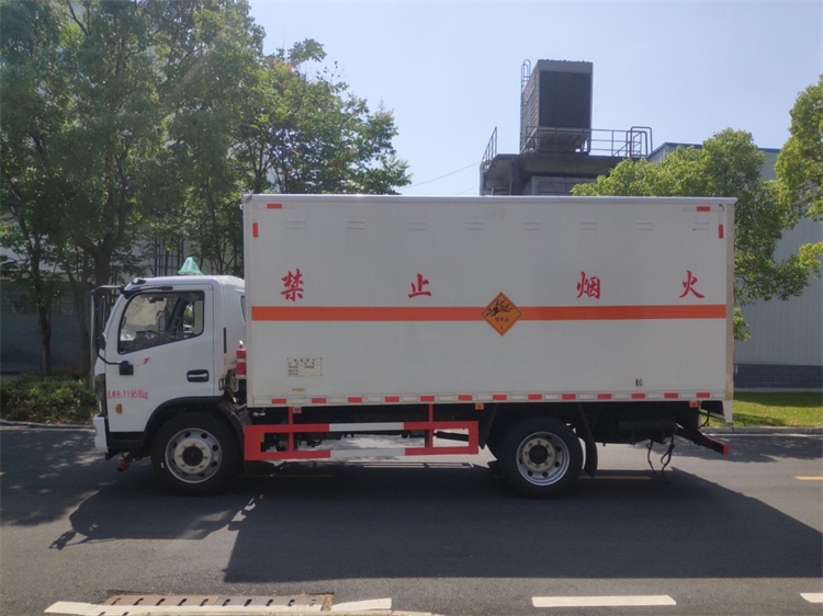 Dongfeng 4x2 5.2m Explosive  Transport Truck