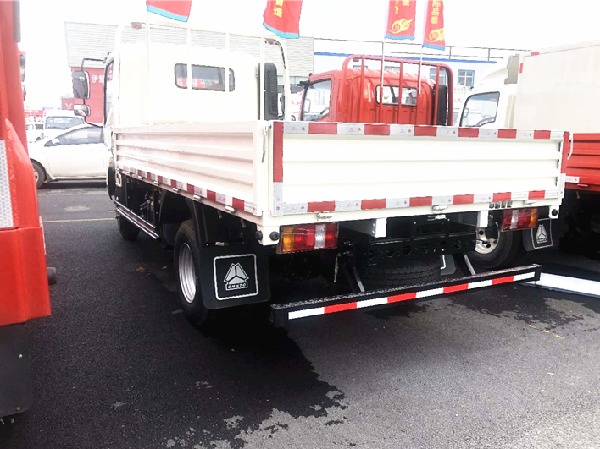 SINOTRUK HOWO 4x2 3-5T Cargo Truck