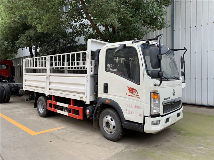 HOWO 4x2 Cattle Transportation Fence Cargo Truck