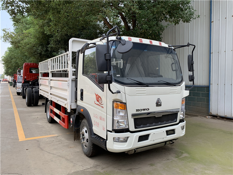 HOWO 4x2 Cattle Transportation Fence Cargo Truck