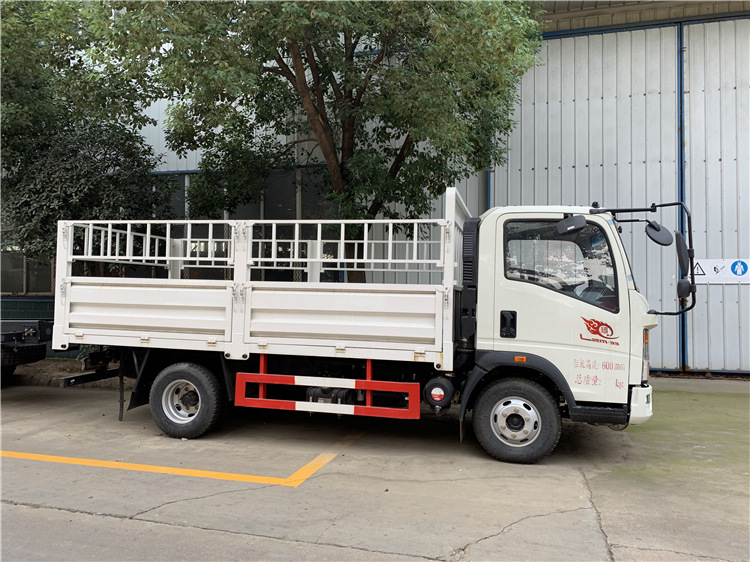 HOWO 4x2 Cattle Transportation Fence Cargo Truck