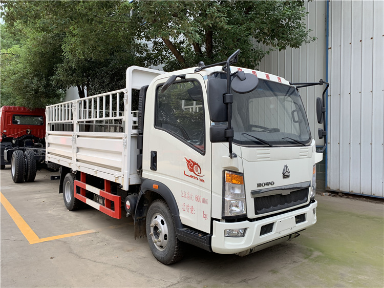 HOWO 4x2 Cattle Transportation Fence Cargo Truck