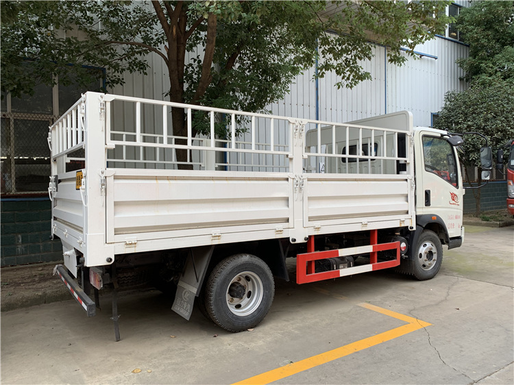 HOWO 4x2 Cattle Transportation Fence Cargo Truck