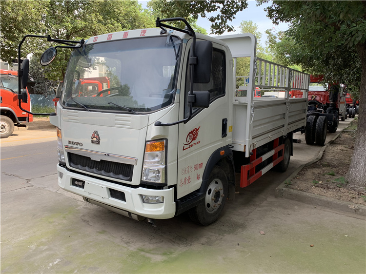 HOWO 4x2 Cattle Transportation Fence Cargo Truck