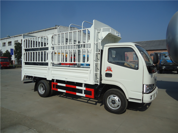 Dongfeng 4x2 4-5T Cows Transport Fence Cargo Truck