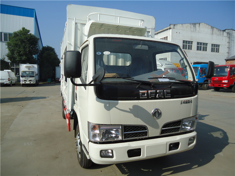Dongfeng 4x2 4-5T Cows Transport Fence Cargo Truck