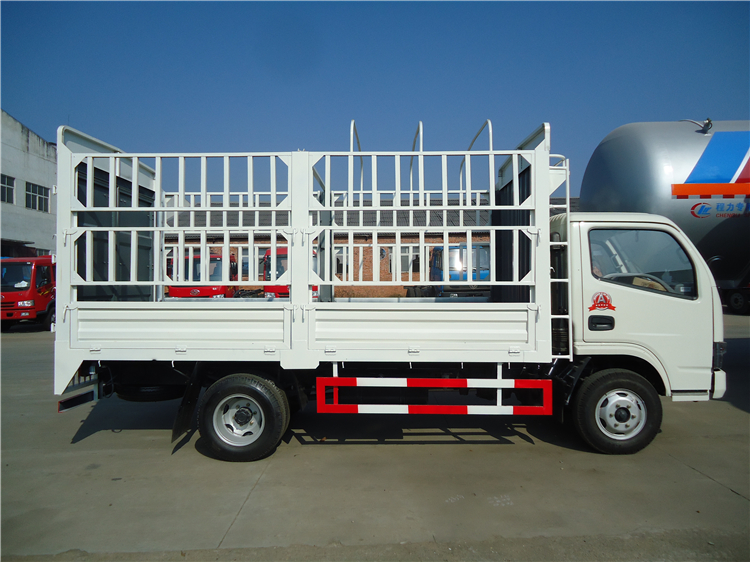 Dongfeng 4x2 4-5T Cows Transport Fence Cargo Truck