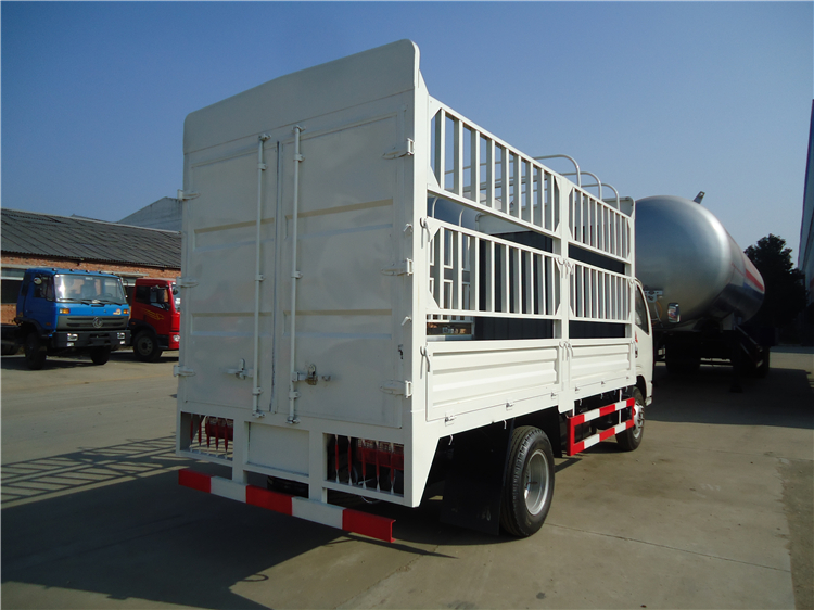 Dongfeng 4x2 4-5T Cows Transport Fence Cargo Truck