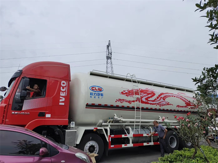 GENLYON IVECO 8x4 30m3 Bulk Cement Truck