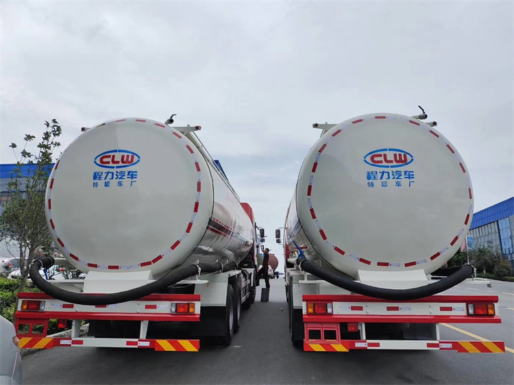GENLYON IVECO 8x4 30m3 Bulk Cement Truck