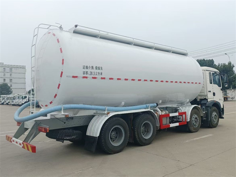 SINOTRUK HOWO 8x4 30m3 Bulk Cement Truck