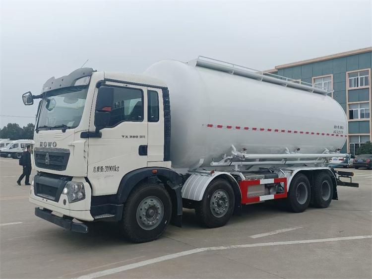 SINOTRUK HOWO 8x4 30m3 Bulk Cement Truck