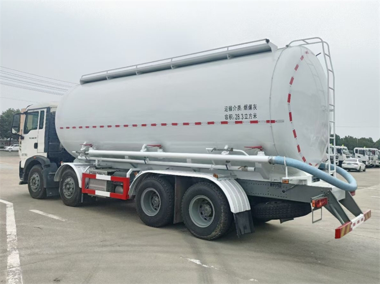 SINOTRUK HOWO 8x4 30m3 Bulk Cement Truck