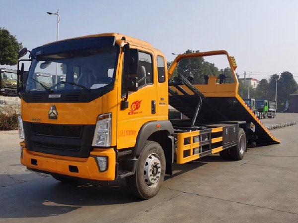 SINOTRUK HOWO 4x2 8T Flatbed Tow Truck