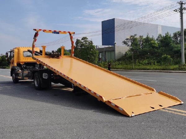 SINOTRUK HOWO 4x2 8T Flatbed Tow Truck