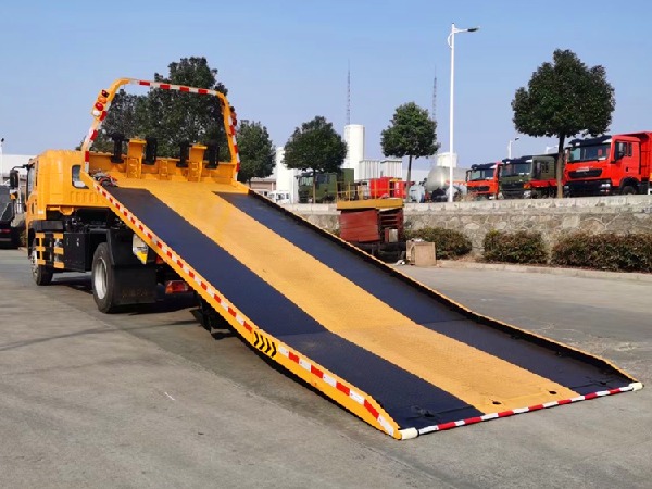 SINOTRUK HOWO 4x2 8T Flatbed Tow Truck