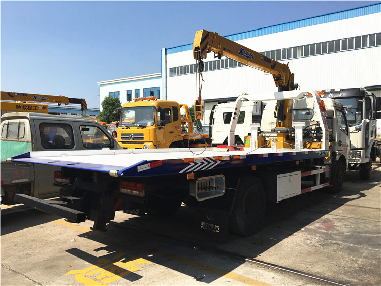 Dongfeng DLK 4x2 Wrecker Truck With Crane