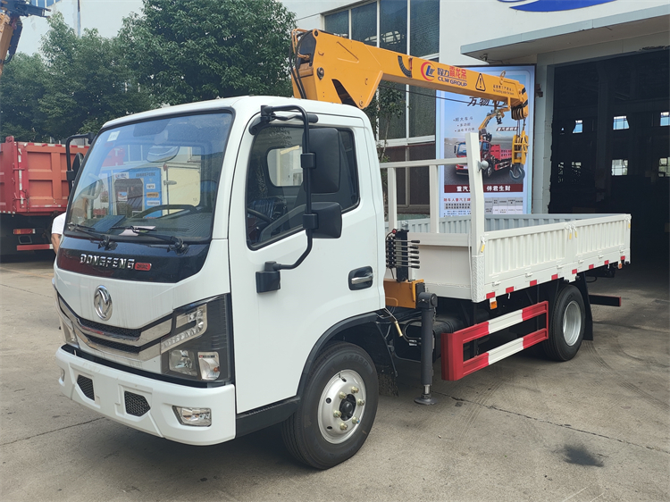Dongfeng 4x2 120HP 3 Ton Small Truck With Crane