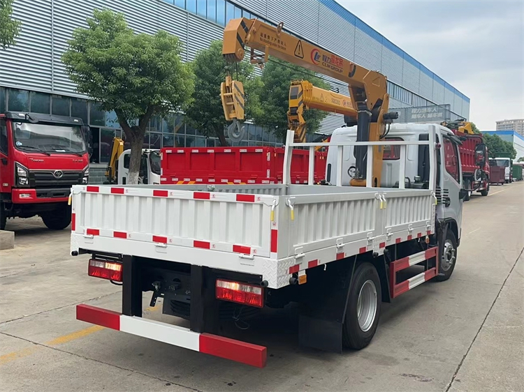 Dongfeng 4x2 120HP 3 Ton Small Truck With Crane