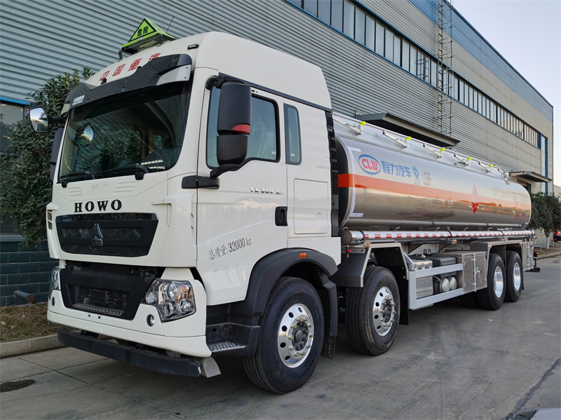 SINOTRUK HOWO 8x4 35m3 Aluminum Alloy Fuel Tank Truck