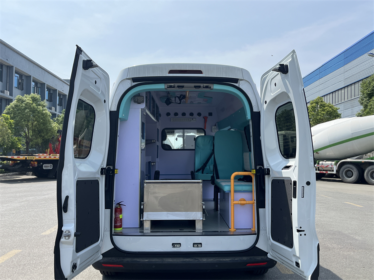 IVECO Juxing 4x2 Mini Electric Ambulance Car For Sale