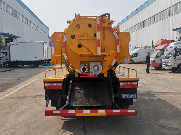 Dongfeng D6 4x2 Sewer Cleaning Sewage Suction Truck