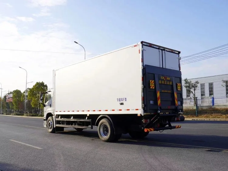 ISUZU GIGA 4X Freezer Truck 6.8M Refrigerator Van Truck 10-15 Tons