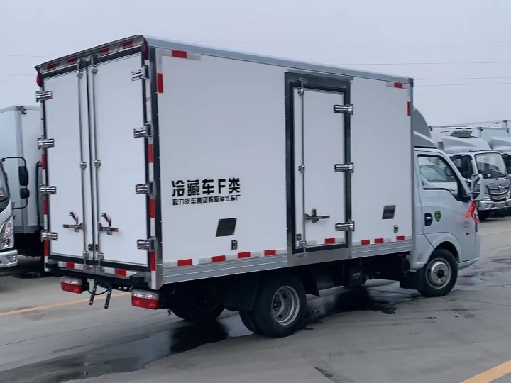 DFAC TUYI 3.5M 4x2 Mini Refrigerated Truck