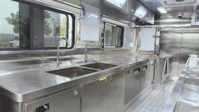 IVECO 4x2 Meal Supply Car Mobile Kitchen Restaurant Fast Food Truck