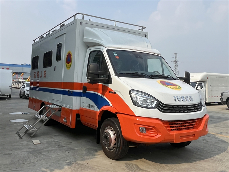 IVECO 4x2 Meal Supply Car Mobile Kitchen Restaurant Fast Food Truck